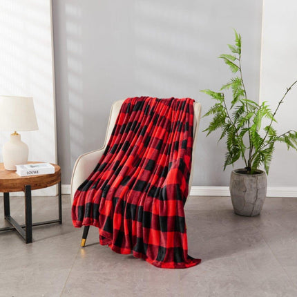 Introducing the USA THROW by Velvetio – a chic, festive throw blanket in a classic Buffalo Check Red pattern. Crafted with super-soft velvet, this throw is perfect for cozy winter evenings in front of the fireplace.