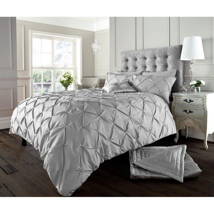 The ALFORD Duvet Cover Set is the perfect way to upgrade your bedroom. Made from high quality 100% polyester, ALFORD offers a soft and luxurious feel for your sleeping space. The set comes in an elegant silver hue, guaranteed to make your bedroom look stunningly polished.