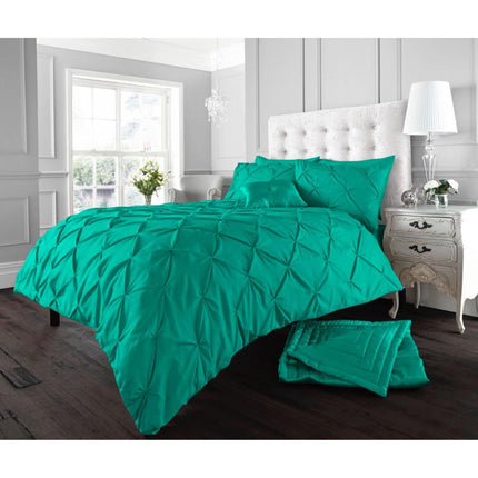 Add comfort and style to any bedroom with the ALFORD Duvet Cover Set. Crafted from a luxurious cotton polyester blend, it comes in a beautiful deep teal hue and includes pillowcase and a duvet cover. The duvet cover features button closures to keep your bedding secure. Create a cozy space with ALFORD.