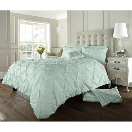 Achieve a serene sleep environment with ALFORD duvet cover set in a soothing duck egg hue. Crafted with high quality polycotton fabric, this set is fade resistant and easy to care for. Enjoy cozy comfort in luxury with ALFORD.