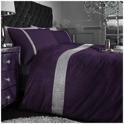 The ARCADE Duvet Cover set, in a vibrant purple hue, will give your bedroom a colorful touch. With its high thread count and luxurious texture, this duvet cover set will keep you comfortable and warm all night. Its hypoallergenic and breathable qualities make it ideal for all climates.