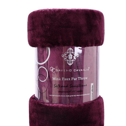 This luxurious blanket is made from premium quality mink fur, and is both machine washable and hypoallergenic. Soft, warm and cozy, this UK Hot Collection throw in aubergine will keep you comfortable at all times. Enjoy the unique animatronic design that completes the look.