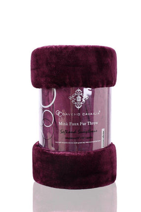 This luxurious blanket is made from premium quality mink fur, and is both machine washable and hypoallergenic. Soft, warm and cozy, this UK Hot Collection throw in aubergine will keep you comfortable at all times. Enjoy the unique animatronic design that completes the look.