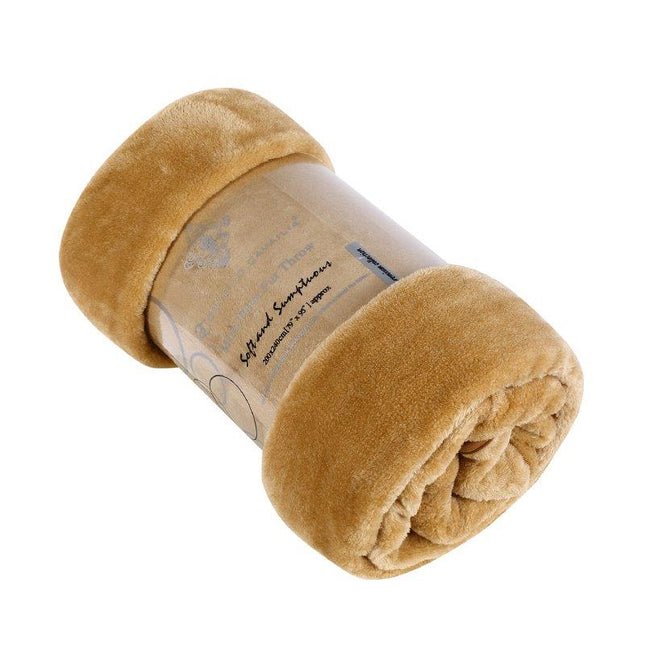 This premium quality MINK FUR blanket from the UK Hot Collection is made of soft, hypoallergenic mink fur in biscuit color. It is machine washable at 30 degrees and provides a warm and cozy feel. With its animatronic design, this blanket ensures maximum comfort.