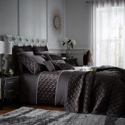 This luxurious MURIVA DIAMONDS Duvet Cover Set is sure to add a touch of refinement to any bedroom. With a black color, this classy cover is crafted from superior quality materials for a soft, comfortable feel and durability. Enjoy a good night’s sleep with this stylish yet practical bedding.