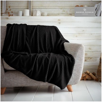 This POP CORN THROW is a perfect addition to any sofa or bed. It's made with a super soft material that is hypoallergenic and colorfast, so it's gentle on sensitive skin and won't fade in the wash. Plus, the 30°C washable fabric makes cleaning easy. Bring luxury and comfort to your home with this beautiful throw.