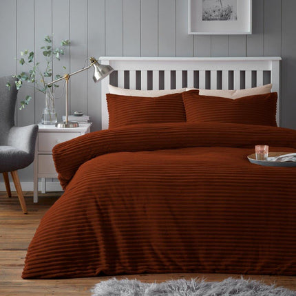 CHUNKY RIB Teddy Duvet Cover Set is a luxurious and modern alternative to traditional bedding. Its burnt orange hue makes it the perfect addition to your bedroom decor. Crafted with ultra soft polyester fibers, it offers unparalleled comfort and breathability perfect for a cozy night's sleep.