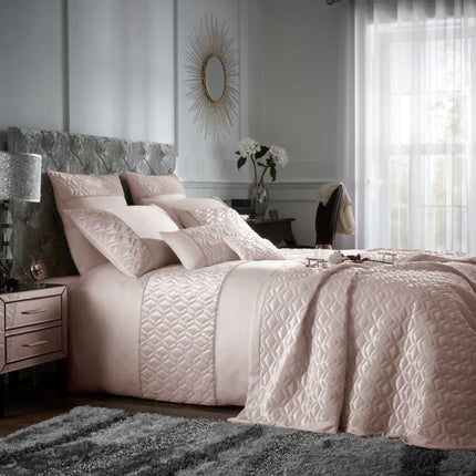 The MURIVA DIAMONDS Duvet Cover Set features a luxurious champagne colored hue and will bring an air of sophistication and elegance to any bedroom. Made with high Quality fabric, this duvet cover is breathable, lightweight, and soft to the touch. Add a touch of luxury to your bedding with this beautiful set.