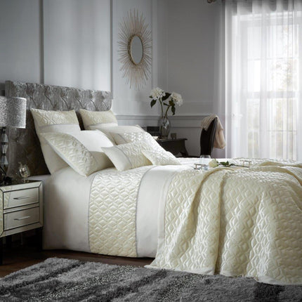 MURIVA DIAMONDS Duvet Cover Set offer comfort and elegance. The cream color fabric features a diamond pattern with intricate detailing. Enjoy luxurious softness and durability with this set made from high quality materials.