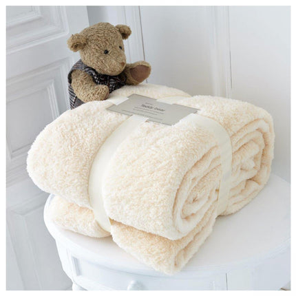 Our TEDDY COLLECTION throw is made from the highest quality material to provide both warmth and comfort. Soft to the touch and machine washable at 30 degrees, this blanket will be your faithful companion year-round. Hypoallergenic and warm, with UK Hot Collection animatronic Teddy Bear detail, it's the perfect finishing touch for any living space.