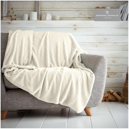 Our Pop Corn Throw is an exceptional choice for a sofa or travel throw. Crafted from super soft hypoallergenic material and colorfast to 30°C, this plush throw is perfect for adding cozy comfort and style to any room. Enjoy the timeless charm of a cream colored throw!