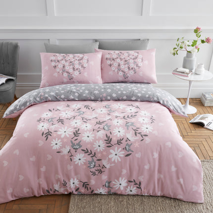 DITSY HEART Duvet Cover Set offers a modern take on a classic floral design in muted blush pink. It is made of durable, lightweight material, making it perfect for all-season use. This set includes a duvet cover and matching pillowcases, ideal for creating a cozy and inviting bedroom.