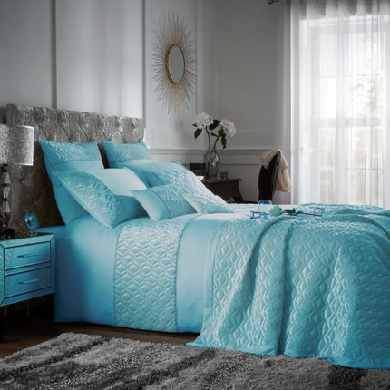 This MURIVA DIAMONDS Duvet Cover Set is expertly crafted from a luxurious duck egg colored fabric. A convenient button closure ensures easy maintenance. Its intricate embroidery adds an elegant touch to your bedroom. Perfect for creating a relaxing atmosphere.