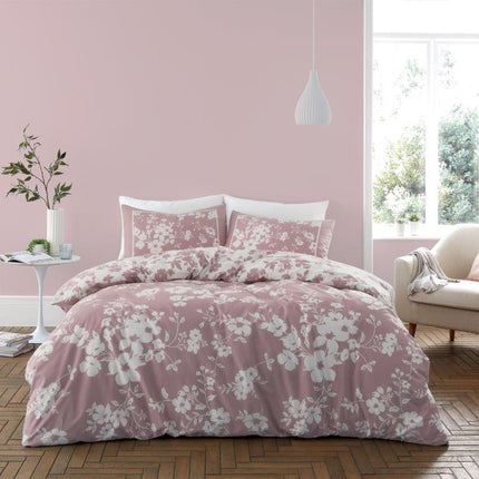 Discover our ELIZA FLORAL Duvet Cover Set. This chic set is crafted from soft, delicate blush pink fabric to provide you with superior comfort and style. Its floral motif and intricate details will bring a romantic atmosphere to your bedroom.