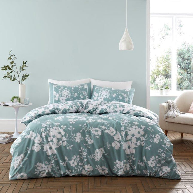 ELIZA FLORAL Duvet Cover Set adds a natural charm to any bedroom with its rich green color and timeless floral pattern. Made from soft and breathable fabric, it's the perfect choice for a cozy and comfortable night's sleep.