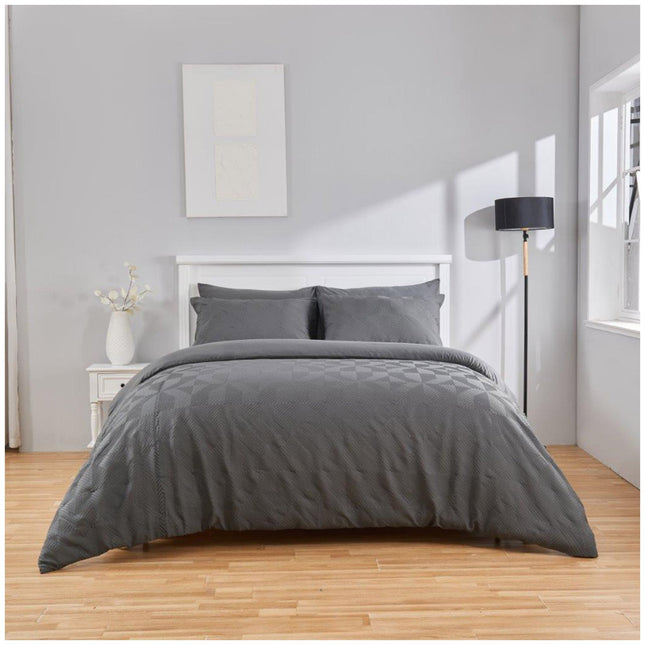 Upgrade your bedroom to a lavish retreat with ELY DIAMOND by Velvetio. Crafted from premium materials, this duvet cover set offers vibrant hues and effortless upkeep. Indulge in a sumptuous slumber with this chic and budget-friendly collection, featuring the refined Charcoal color.