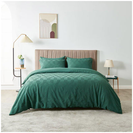 Elevate your sleep experience with ELY DIAMOND by Velvetio. Made from high-quality fabric, this luxurious duvet cover set boasts vibrant colors and easy-care maintenance. Transform your bedroom into an oasis of style and comfort with this affordable set, available in elegant shades including the stunning green color.