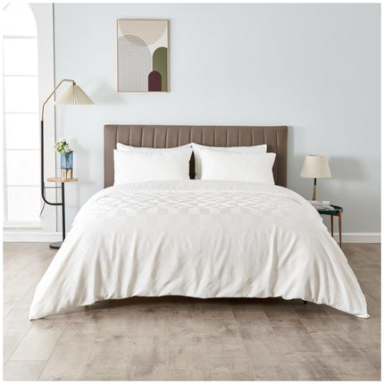 Elevate your bedroom with ELY DIAMOND by Velvetio. Made with top-quality fabric, this duvet cover set offers both comfort and style. Experience a luxurious sleep with vibrant colors and effortless maintenance. Choose from a variety of elegant shades, including the sophisticated White. Rest easy in affordable luxury.