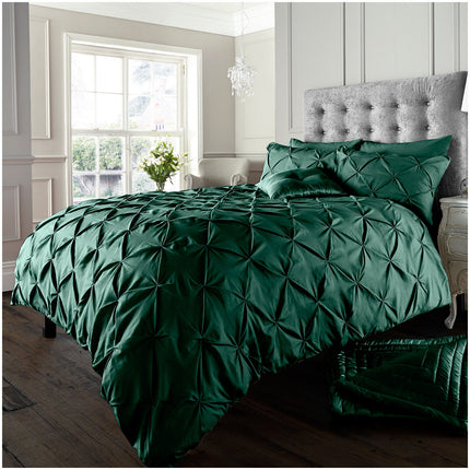 The ALFORD Duvet Cover Set provides a beautiful green color to your bedroom. Its high quality 100% polyester fabric is strong and durable yet soft and lightweight, allowing for breathability and maximum comfort.