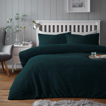 Stay comfortable and warm with this luxurious CHUNKY RIB Teddy Duvet Cover Set. This set comes in a rich, green color and is made with a soft, plush CHUNKY RIB fabric for a cozy feel. Enjoy the superior insulation and warmth of this cover set for a restful sleep.