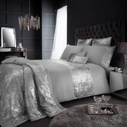 This PROSECCO Duvet Cover Set features a cool silver color, perfect for bringing a modern and sophisticated look to any bedroom. Made from high quality materials, this duvet set will last for years to come.