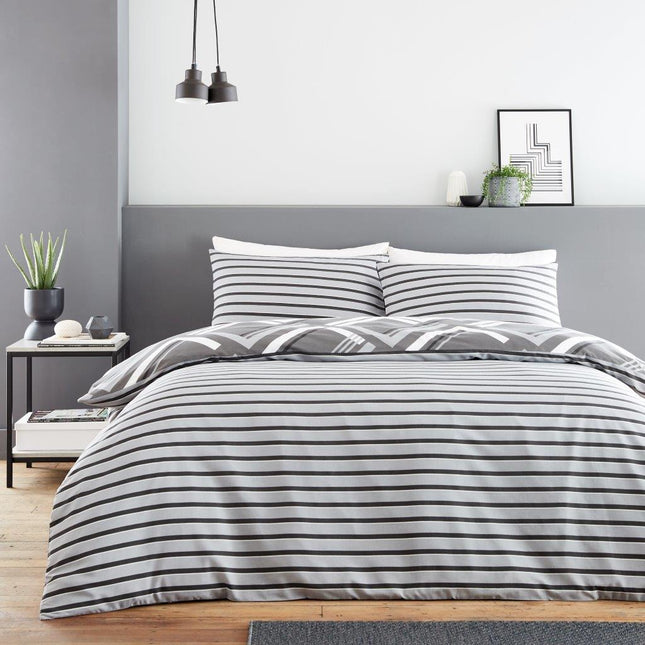 HARLOW is the perfect contemporary and stylish enhancement for your bedroom. Featuring a reversible design with stripes, this addition adds both functionality and sophistication to your décor. Upgrade your bedroom furnishings with HARLOW.