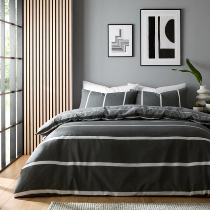 Experience the ultimate versatility with HARRIS Front Side Bedding Set. With multiple options to choose from, you can customize your bedding to fit your style and preferences. This duvet cover set offers comfort and variety, making it the perfect addition to your bedroom.