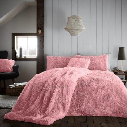 The HUGG & SNUG Duvet Cover Set is an essential item for any bedroom. This cover set features a luxurious blush pink color and a plush machine washable polyester fabric to keep your bedding soft and comfortable. Enjoy a good night's sleep every night with HUGG & SNUG's stylish and comfy duvet cover set.