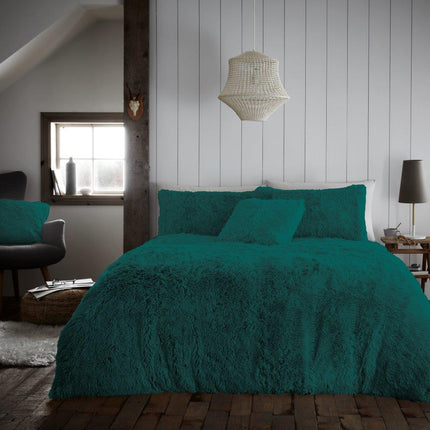 This HUGG & SNUG Teddy Duvet Cover Set is the perfect addition to any bedroom. With its soft green color, it is sure to create an inviting and tranquil atmosphere. Crafted from premium Polyester, the duvet cover is incredibly comfortable and breathable. Ideal for a peaceful night's sleep.