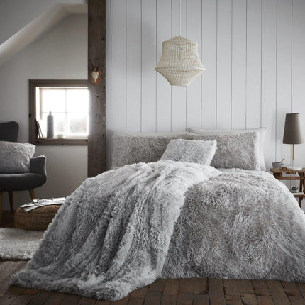 This HUGG &amp; SNUG Duvet Cover Set is made of high quality fabric in a stylish grey color. The fabric is soft and breathable, keeping you comfortable all night long. The duvet set is made with double stitched hems for extra durability. Enjoy a restful sleep with this luxurious duvet cover set.