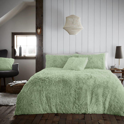 Add a cozy, comfortable touch to any bedroom with HUGG & SNUG's teddy duvet cover in sage green. Made with ultra soft polyester, this duvet cover is perfect for keeping warm and snuggling up giving you an extra hug when you need it.