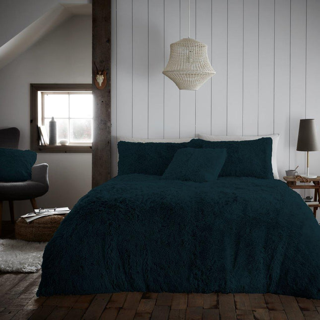 HUGG & SNUG's teal teddy duvet cover set is made of a soft, lightweight fabric, designed to guarantee maximum comfort. It features a plush design with a cozy teddy pattern, adding an extra layer of warmth and a splash of style to your bedroom. The set ensures a snug fit and is sure to bring a cozy, inviting look to your sleep space.