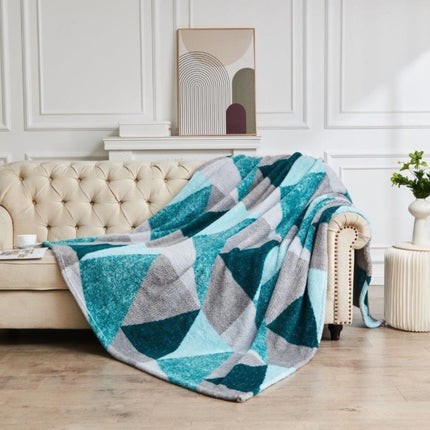 LICH FIELD's luxurious and comfortable throw exudes luxury and comfort. Its breathability allows it to be used as a bedspread, sofa or bed blanket, or settee throw. In a stylish Green/Grey combination, it is sure to be a versatile accent for any interior.