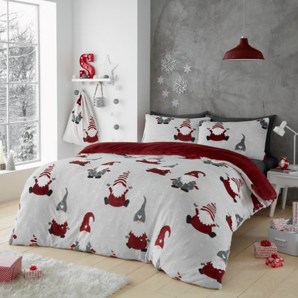 MERRY GONKMAS XMAS Teddy Duvet Cover Set provides a cozy, cheerful aesthetic for your bedroom. Crafted from high quality polyester for both warmth and durability, this set is designed to last. Featuring a grey base with a vibrant red XMAS Teddy pattern, it creates a welcoming atmosphere whatever the season.