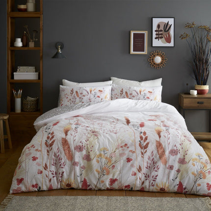 MEADOW FLORAL Duvet Cover Set adds subtle and cheerful color to any bedroom with dynamic floral prints. Crafted from high quality polyester for maximal comfort and durability, these duvet covers offer a stylish and cozy sleeping experience.