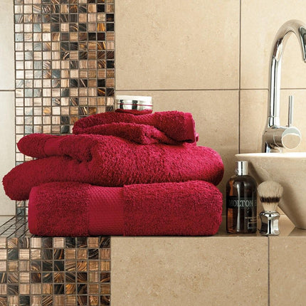 MIAMI Bath Towel is designed with soft and absorbent cotton for maximum comfort and convenience. The Wine Color adds a touch of sophisticated luxury to bathroom décor. With 600 GSM of plush quality, MIAMI towels offer long lasting durability and coziness.