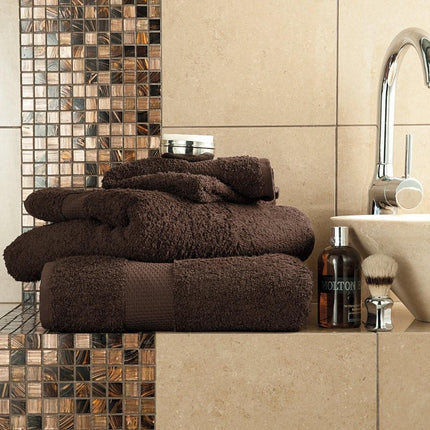 This MIAMI jumbo bath sheet is the perfect addition to your bathroom. Made from soft and absorbent cotton fabric, it ensures superior comfort and durability. The chocolate color offers a luxurious look for an elegant and timeless feel.