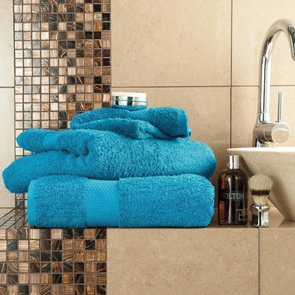 The MIAMI Bath Towel is made from a durable cotton and has a beautiful peacock color. It's lightweight and fast drying, making it an ideal addition to any bathroom.