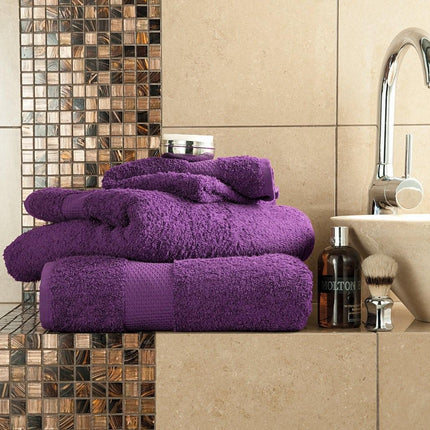 This MIAMI Jumbo bath sheet is ideal for adding a touch of luxury to your home. With a soft to the touch feel and a bold purple color, this sheet offers exceptional absorbency and comfort. Its extra large size ensures it is perfect for any bathroom.