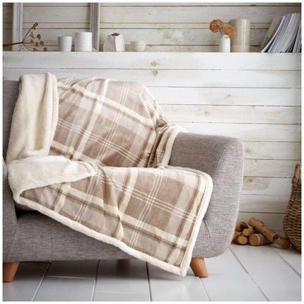 This fleece blanket is manufactured with the highest standards of quality and care, ensuring maximum comfort and warmth during the colder months. Crafted from plush natural materials, this LINCOLN CHECK blanket is the perfect companion for wintry nights.