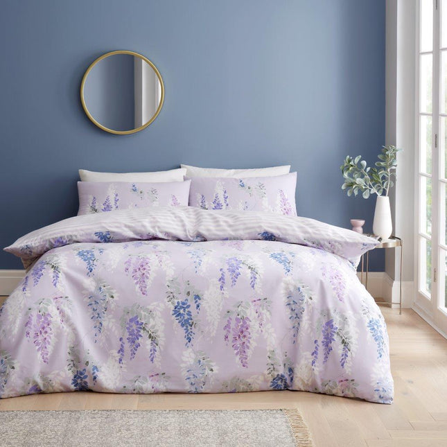 Introduce elegance to your bedroom with OPHELIA's leaves patterned front side duvet. Enjoy a soft and comfortable night's sleep with this luxurious duvet, boasting a sophisticated design and high-quality materials. Transform your bedroom into a peaceful retreat with OPHELIA.