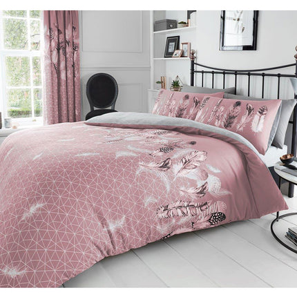 Our Feather Printed Duvet Cover Set is made from luxurious polycotton fabric for extra softness, breathability, and comfort. The beautiful pink color is sure to enhance any bedroom aesthetic. This duvet cover set is machine washable, making it easy to clean and maintain.