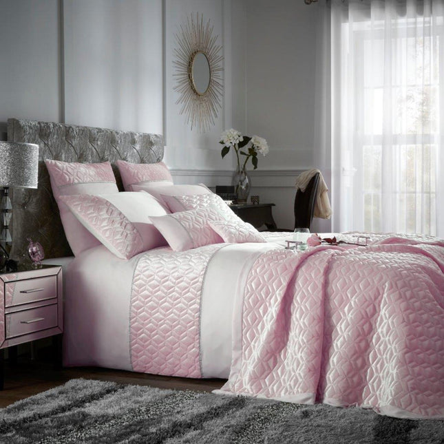 MURIVA DIAMONDS Duvet Cover Set is made from premium quality fabric, featuring a luxurious pink color. Soft and comfortable, it will bring a touch of elegance to any bedroom. Easy to care for, machine washable for convenience. Experience the perfect combination of comfort and sophistication.