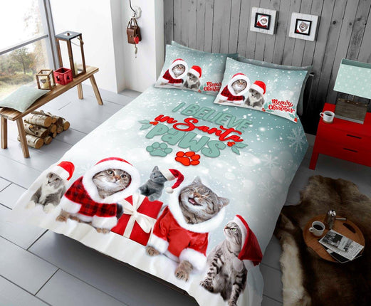 Add a touch of festive spirit to your bedroom with this SANTA PAWMAS duvet cover set. Features a soft green cover with a subtle cats pattern, this duvet set will brighten up your winter. Made of 50% polyester and 50% cotton, it's durable and fade resistant.