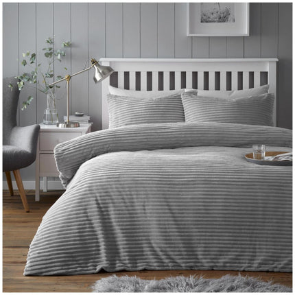 Our CHUNKY RIB Teddy Duvet Cover Set in Silver Color is a must have for any bedroom. Soft and warm, this duvet cover is made with a luxurious 100% polyester fabric for a cozy touch. The elegant ribbed texture adds a stylish touch perfect for any décor. Enjoy a good night’s sleep with this high quality duvet cover set.