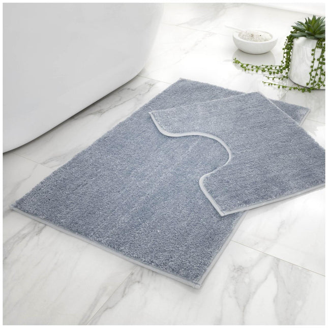 This SHINY BATH MAT SET offers a luxurious combination of comfort and reliability. Crafted from ultra plush materials with an anti-slip base, this set is large, water absorbent and machine washable at 30°C. The silver color will add a sparkling touch to your bathroom.