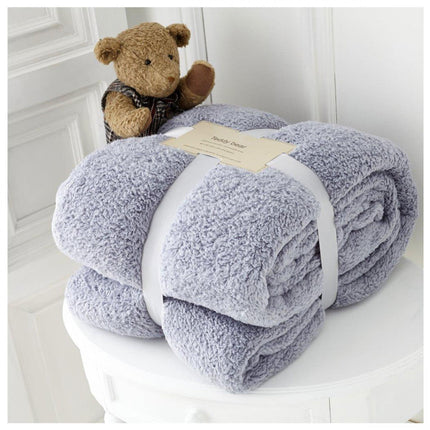 This TEDDY COLLECTION throw is perfect for keeping warm and cozy. It's made of a soft and hypoallergenic premium-quality fabric, and is machine washable at 30 degrees. With its UK Hot Collection animatronic and silver color, it adds an eye-catching element to any space.