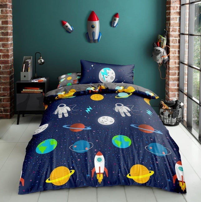 The SPACE Kids Duvet Cover Set features a classic navy color, perfect for any modern bedroom. Its polycotton fabric provides comfort and breathability, making it ideal for your child's needs. The duvet set is machine washable for easy cleaning.