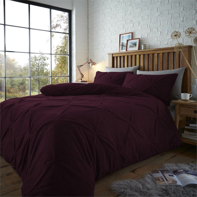 This exquisite duvet cover set has been expertly crafted from Teddy Chiswick Pintuck fabric. It features an intricate and luxurious pintuck pattern, perfectly complemented by its soft, silky embrace. The set comes in a beautiful purple hue to add a touch of sophistication to your bedroom.