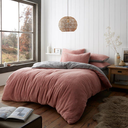 Copy the elegance of a hotel suite with the REVERSIBLE Teddy Duvet Cover Set: featuring a Blush Pink/Grey reversible design, it creates a luxurious look in any bedroom. Made of super soft polyester, REVERSIBLE is fade resistant and offers exceptional comfort.